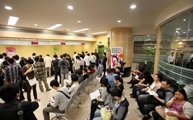 炒股多少钱能开户_股市韭菜盛宴警示_全民炒股风险分析